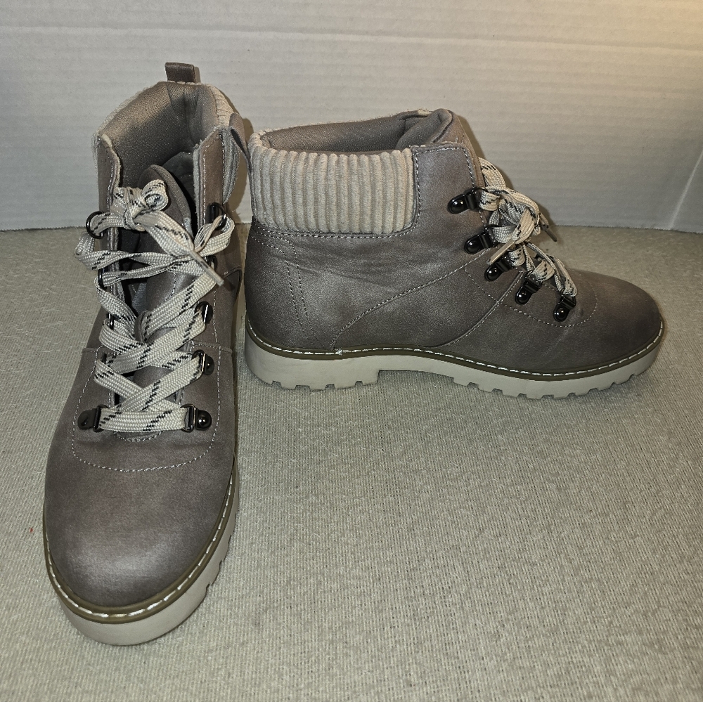 Cliffs by White Mountain Women's Connie Lace-up Boots size 9